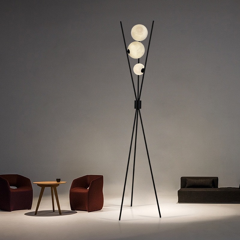 Floor Lamp Tripod - مصباح أرضي على شكل قمر بتصميم