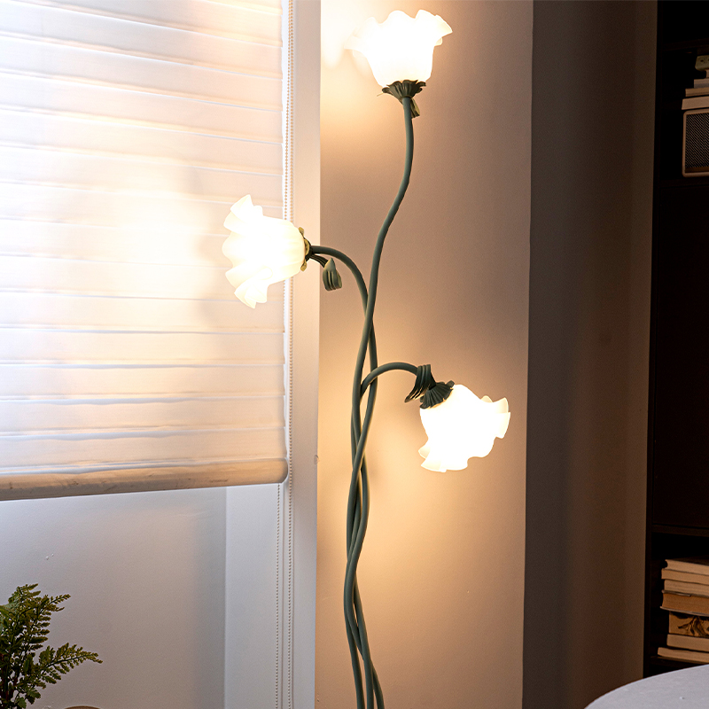 Floor Lamp Tripod - مصباح أرضي زهرة الزنبق ، ضوء